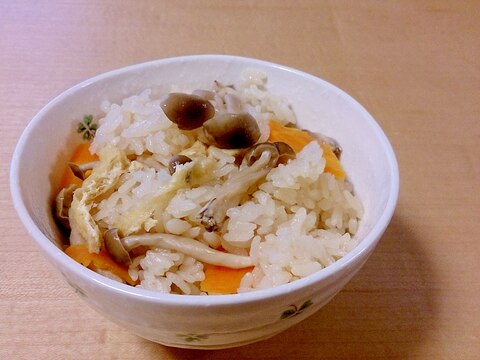 めんつゆで炊き込みご飯~しめじ・油揚げ・人参~